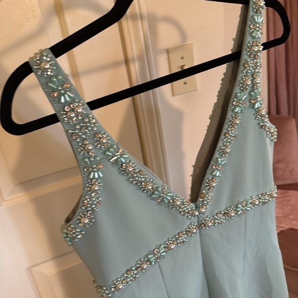 MAC DUGGAL
Green Crepe Fitted Midi Dress With Bow And Beaded Trim - Picture 11 of 15